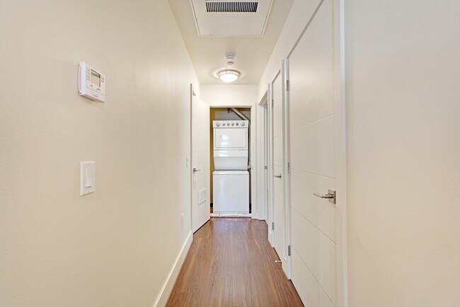 Building Photo - LUXURY 2 BEDROOM, 2 BATH