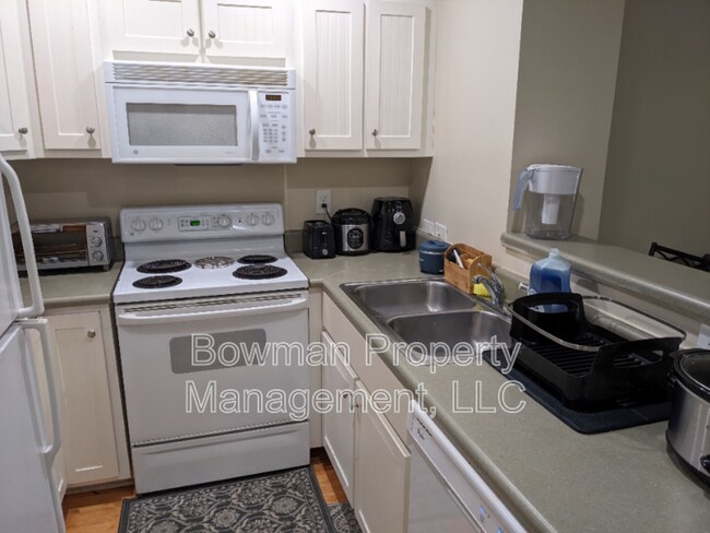 Building Photo - 490 S Barnett Shoals Rd