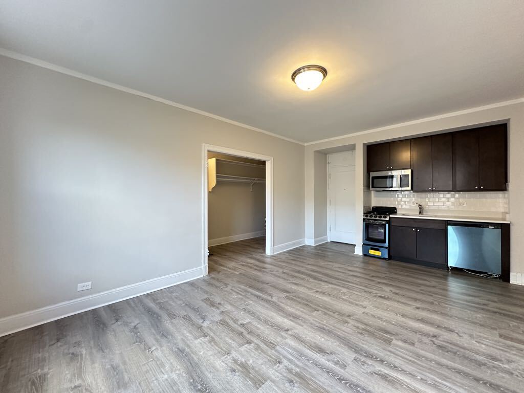 Building Photo - 3335 W Diversey Ave