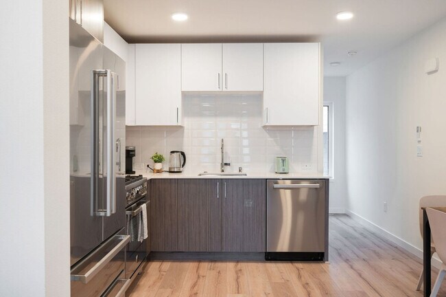 Building Photo - 4453 Aurora Ave N