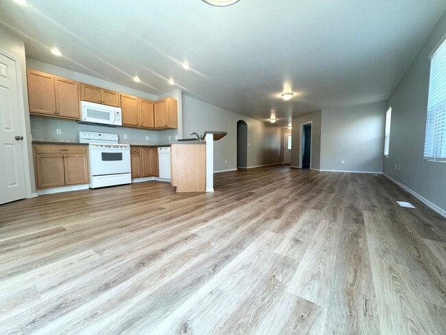 Building Photo - Beautiful Single Level- 3 Bed 2 Bath - Pet...