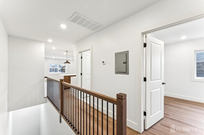 Building Photo - 84 Hollywood Ave