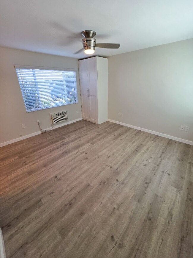 Interior Photo - 613 S Prairie Avenue