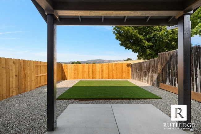 Building Photo - Gorgeous! 3 Bedroom 2.5 Bath Townhome in E...