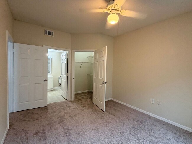 Building Photo - 2025 Erving Cir