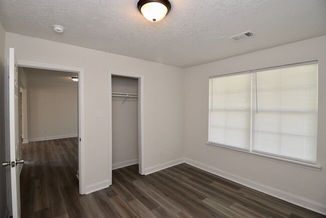 Building Photo - Recently Renovated 3 Bedroom House - Section 8 Welcome