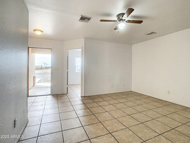 Building Photo - 4205 N Montezuma Dr