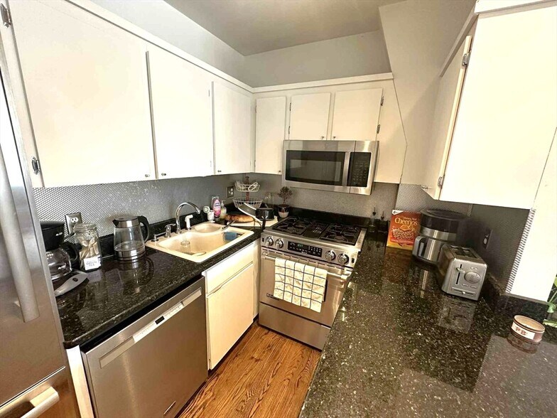 Building Photo - 608 Tremont St