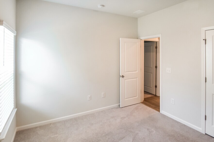 Building Photo - 492 Craigflower Ct