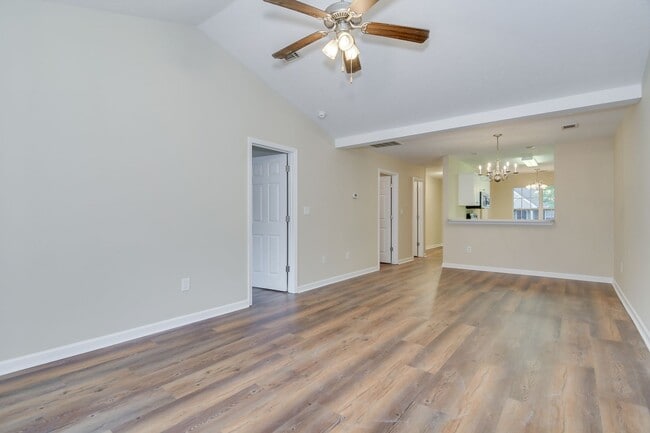 Building Photo - Updated 2 Bed 2 Bath Townhouse!