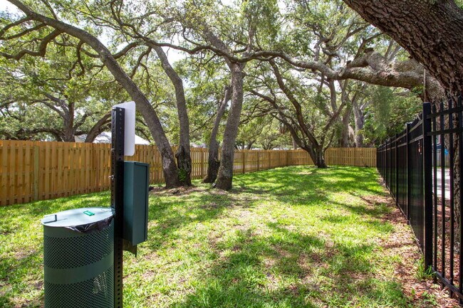 Building Photo - This tasteful decorated home features 3 be...