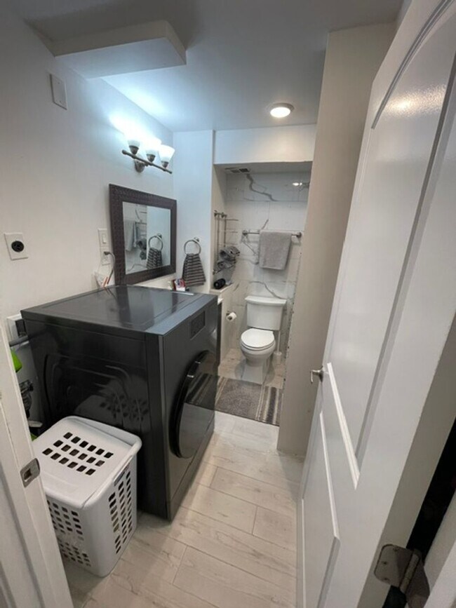 Building Photo - Fresh Waikiki Studio Unfurnished w/ secured parking & incredible amenities !