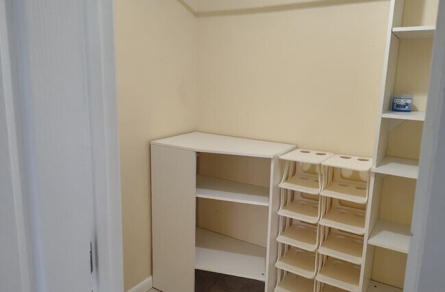 Building Photo - 437 Short Dr