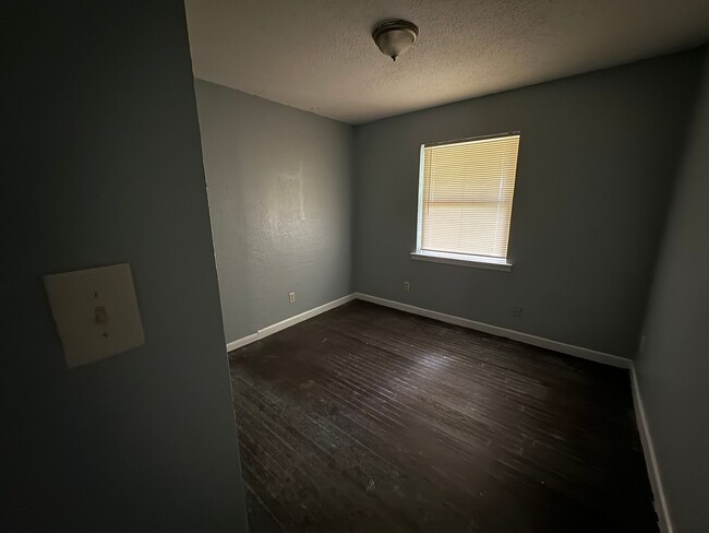 Building Photo - Remodeled 3 bedroom 2 bathroom house! - MO...