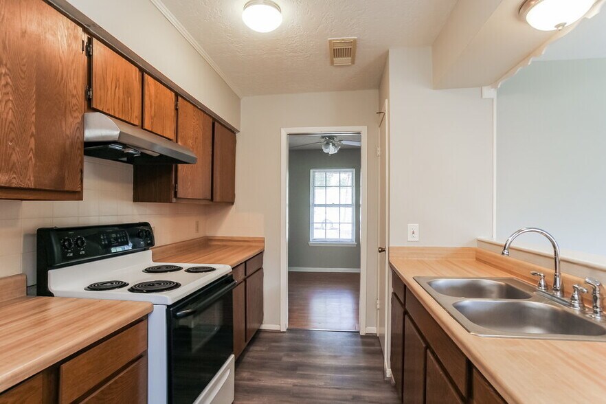 Building Photo - 200 Montrose Cir