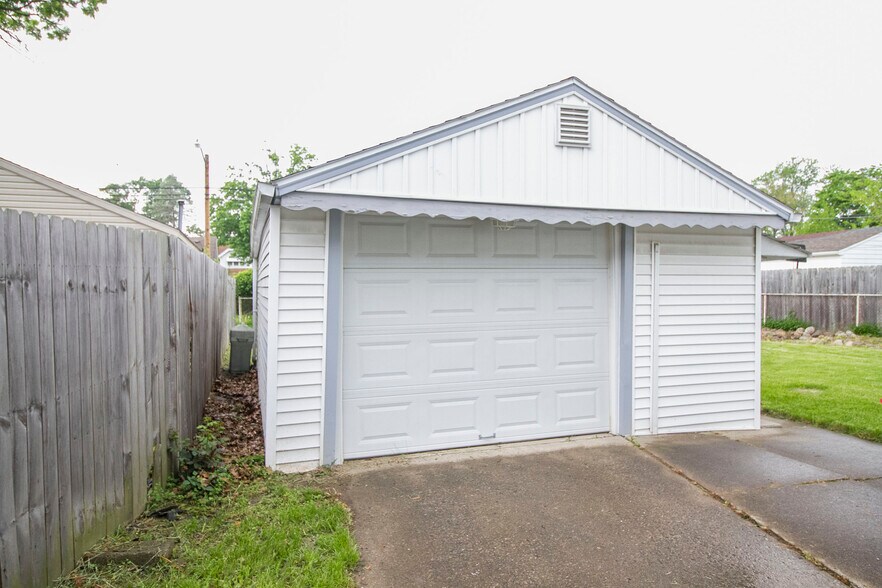 Building Photo - 320 Somerset St