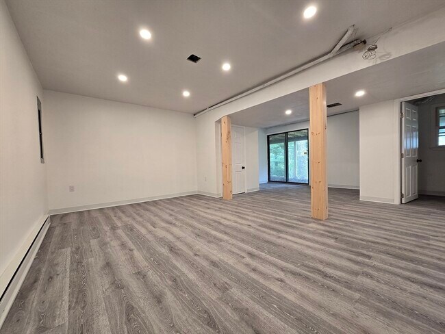 Building Photo - 10 Anchor Dr