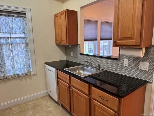 Building Photo - 400 Main St