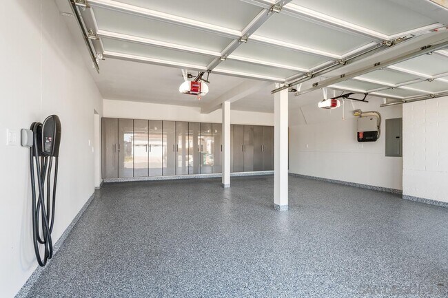 Building Photo - 923 Muirlands Vista Way