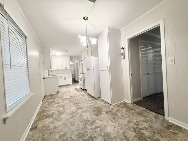 Building Photo - Beautiful and Spacious 4/1 Near Northside Elementary!