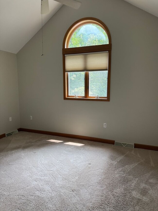 Building Photo - 1531 E Strohm Dr