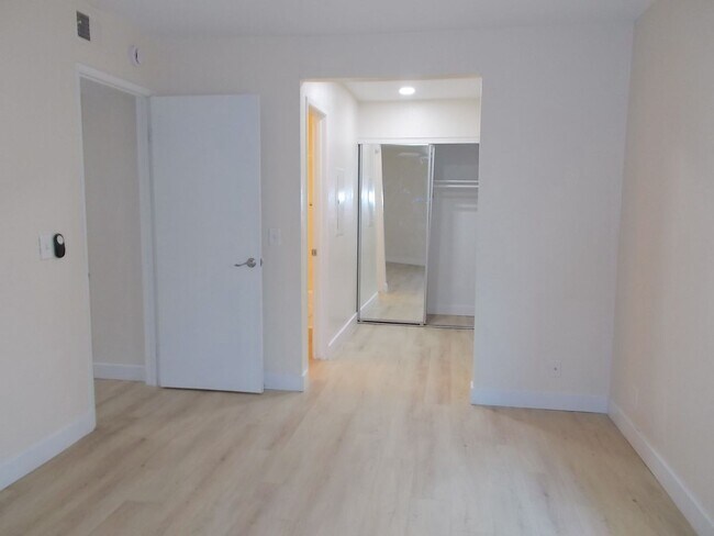 Building Photo - Beautifully Updated Second-Floor Condo! Se...