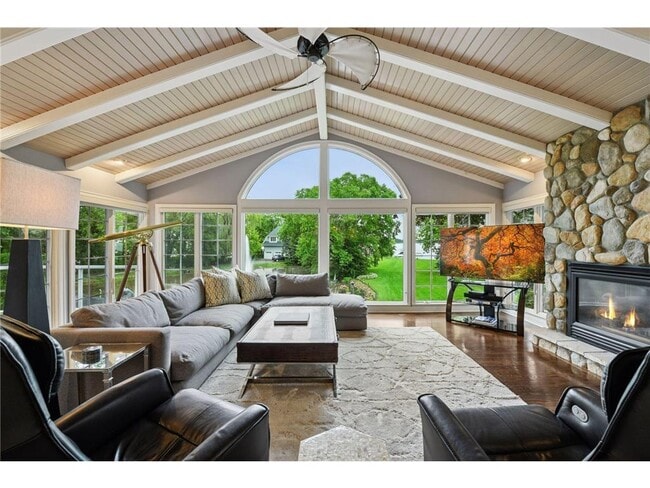 Building Photo - 3135 Shoreline Dr