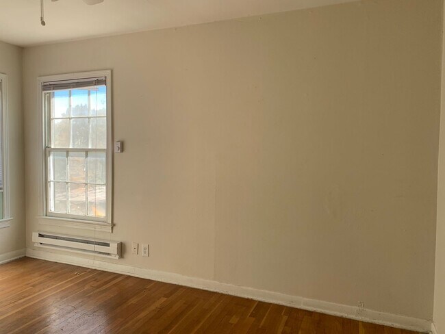 Building Photo - Charming 2-bedroom, 1-bathroom apartment!