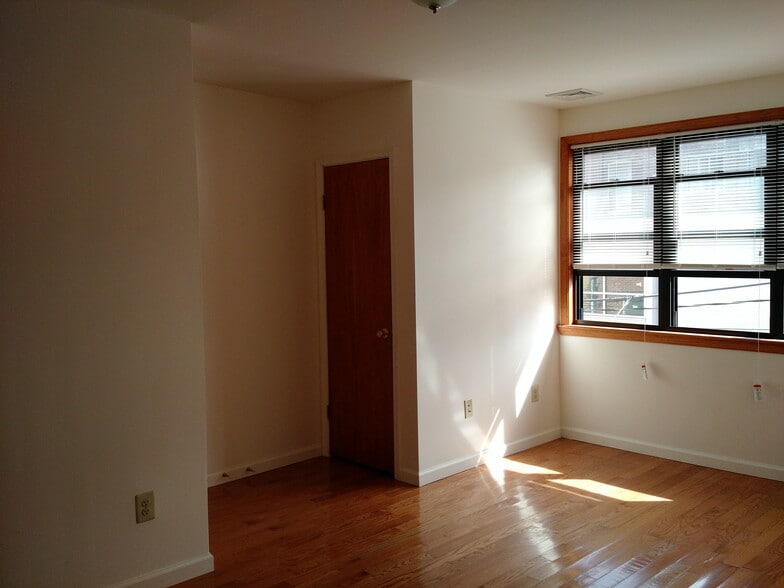 3rd floor bedroom 1 - 1229 Wood St