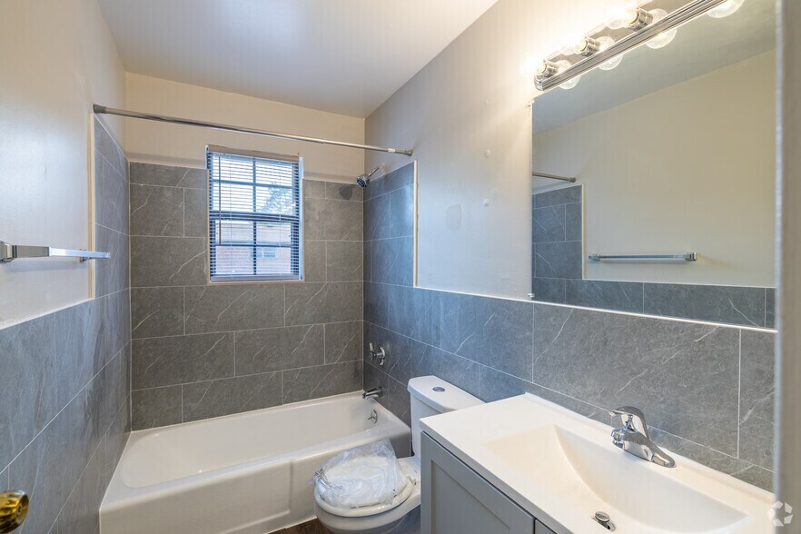 1BR, 1BA - 797SF - Bathroom - Easton North Apartments