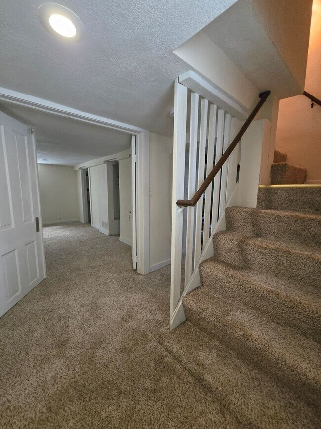 Building Photo - SINGLE FAMILY HOME! Great Location! Laundry, Wood Floors and Parking!