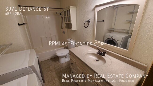 Building Photo - Gorgeous 4 Bedroom and 2 Bath Home w/ Fenc...