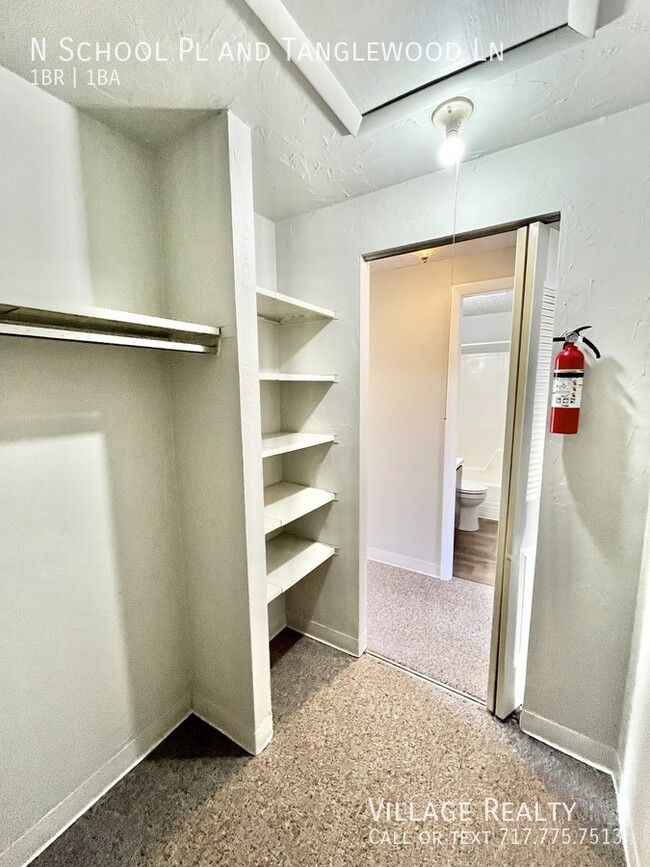 Building Photo - MOVE-IN READY! Top Floor! Roomy 1-Bed with...