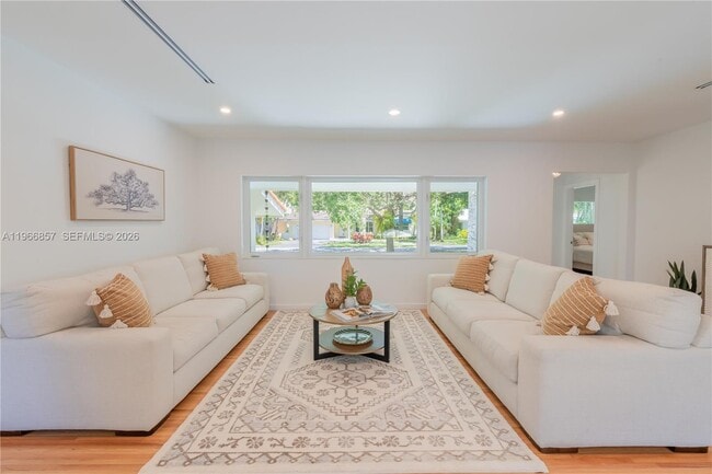 Building Photo - 920 Alava Ave