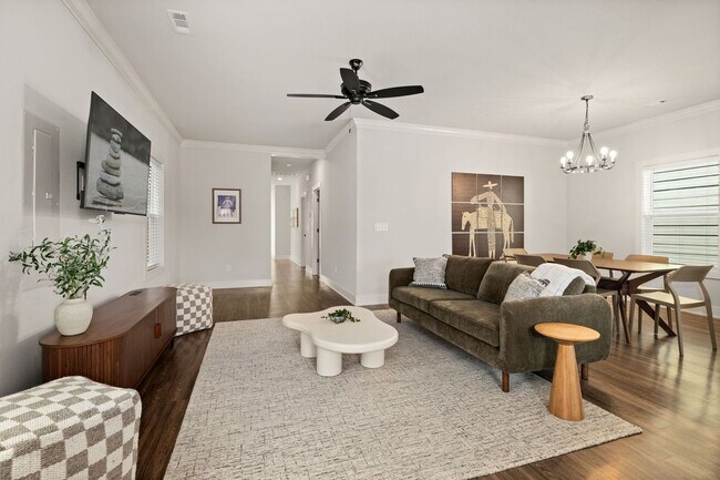 Primary Photo - 913 NE Hts Ln