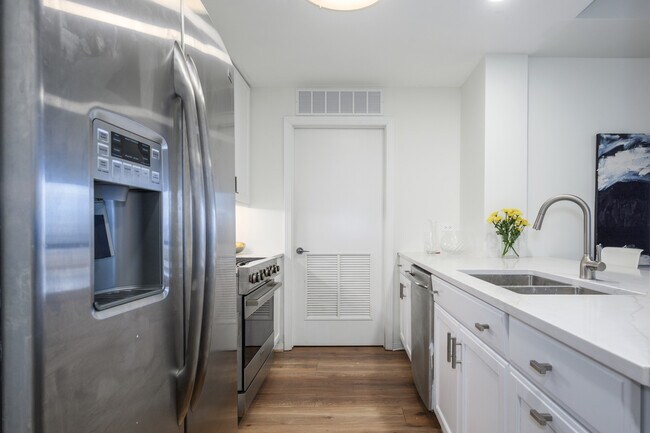 Building Photo - 400 N Clinton St