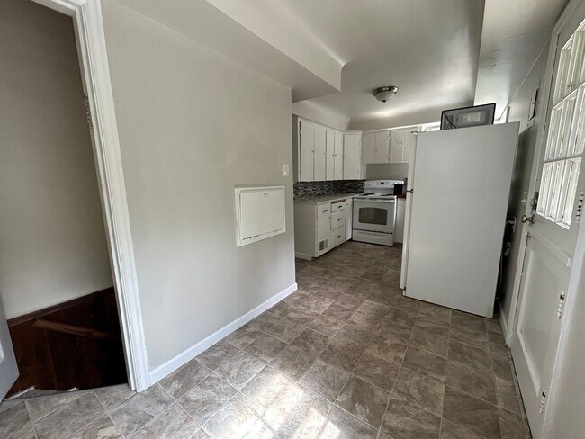 Building Photo - 2 Bed, 1.5 Bath Home with Basement and Sunroom