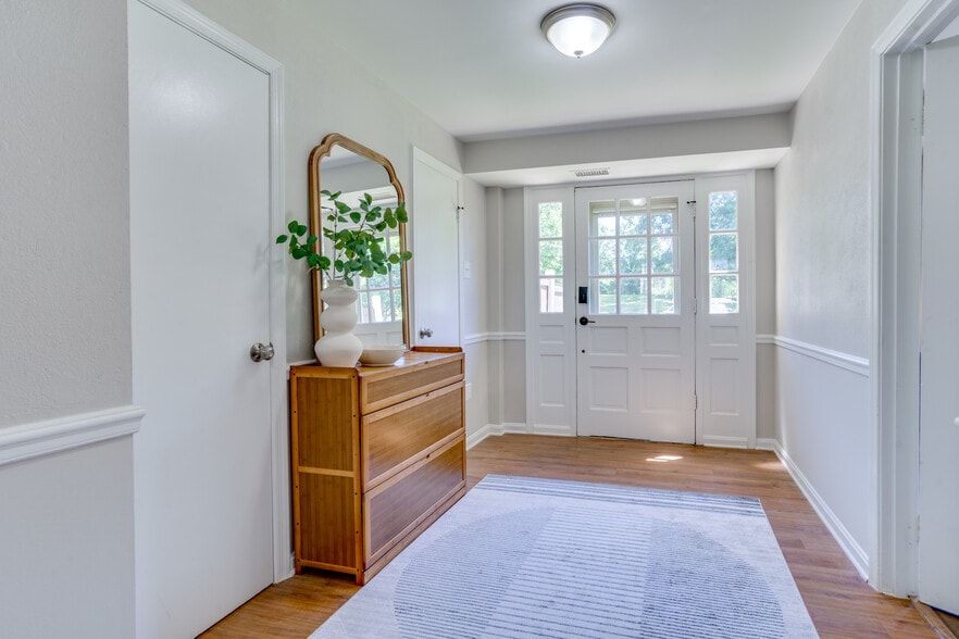 Foyer - 8056 Central Park Dr