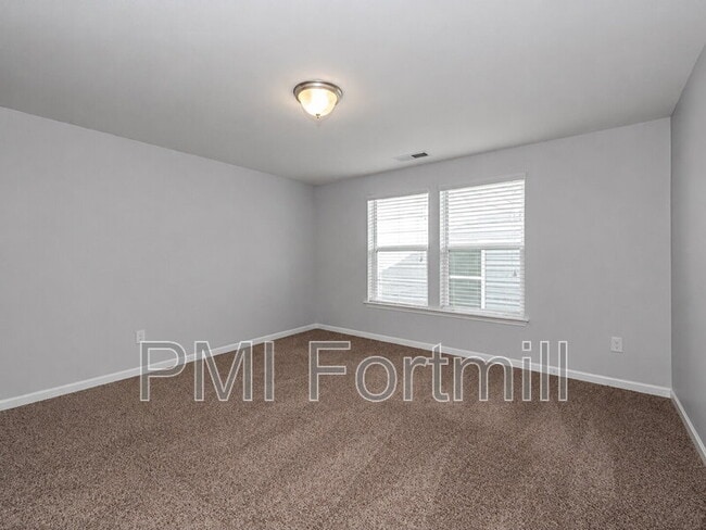 Building Photo - 1015 Albany Park Dr
