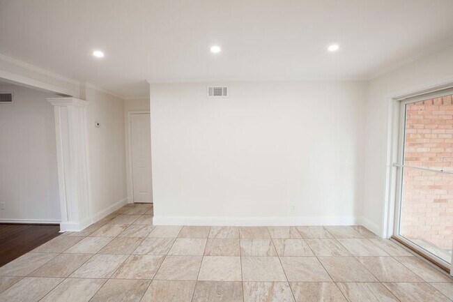 Building Photo - 10140 Shadyview Dr