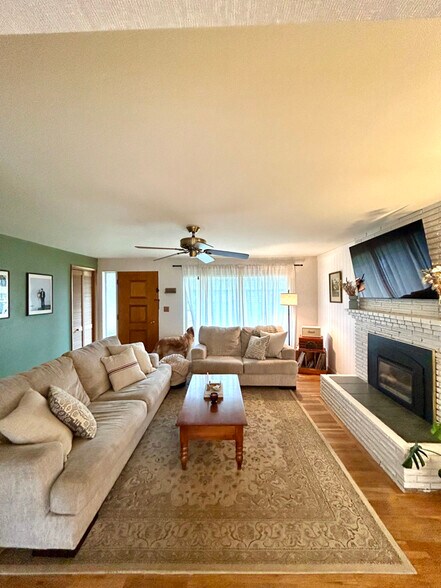 Building Photo - 12090 Country Ln