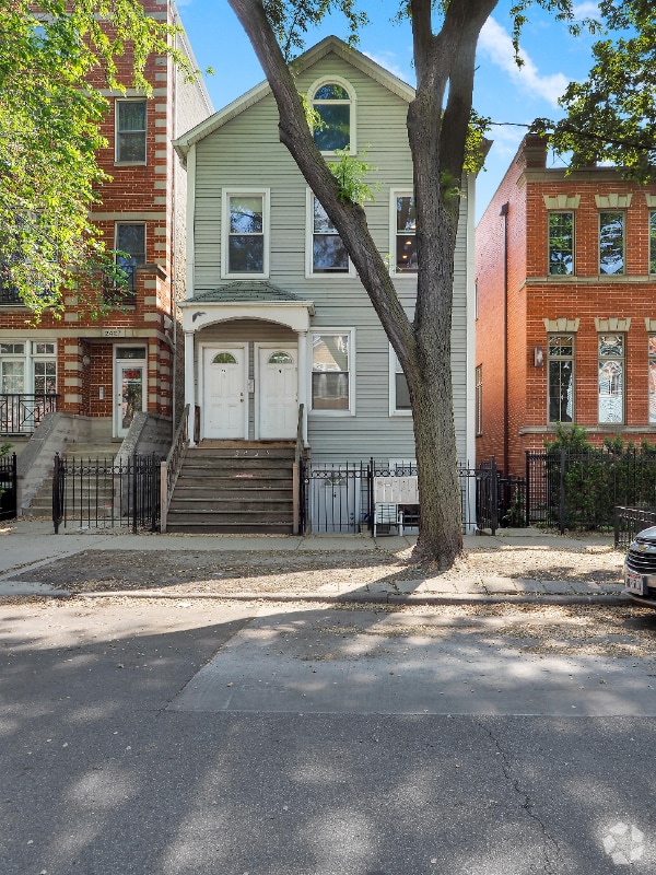 Building Photo - 2425 N Greenview Ave