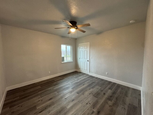 Building Photo - Country Living