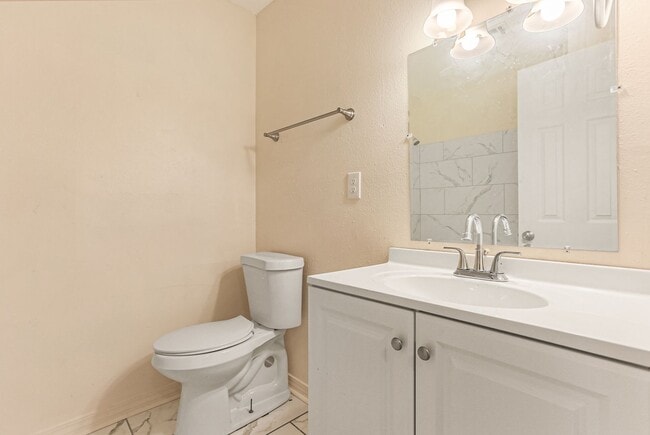 Building Photo - Modern 2BR Townhouse-Style Apartment | 1,010 Sq. Ft. | Renovated Interior | Westbank Expressway L...