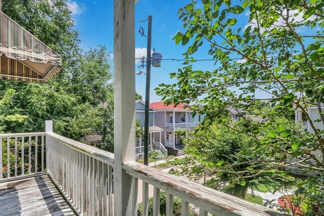 Building Photo - 2 BED | 2 BATH | PRIVATE FRONT AND BACK PORCH | MIDTOWN