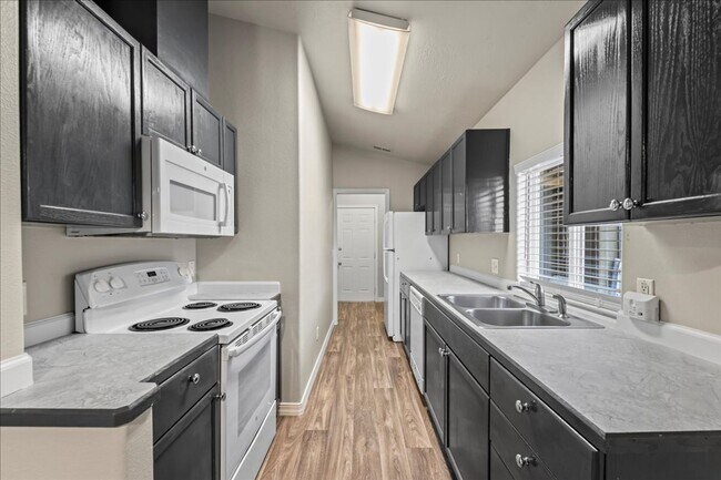 Building Photo - 3 Bedroom 2 Bathroom Near Whitewater Park