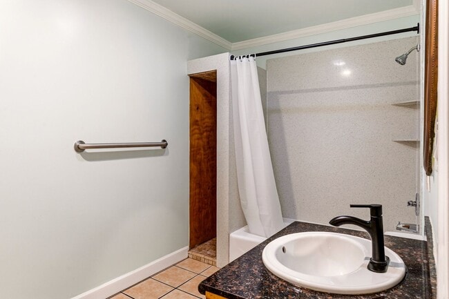 Building Photo - Newly Remodeled 4-Bedroom Oakland Duplex with Gated Parking