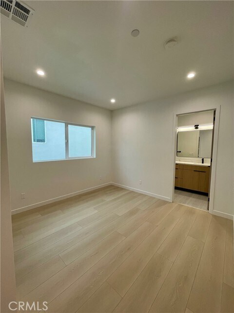 Building Photo - 613 W 41st Pl