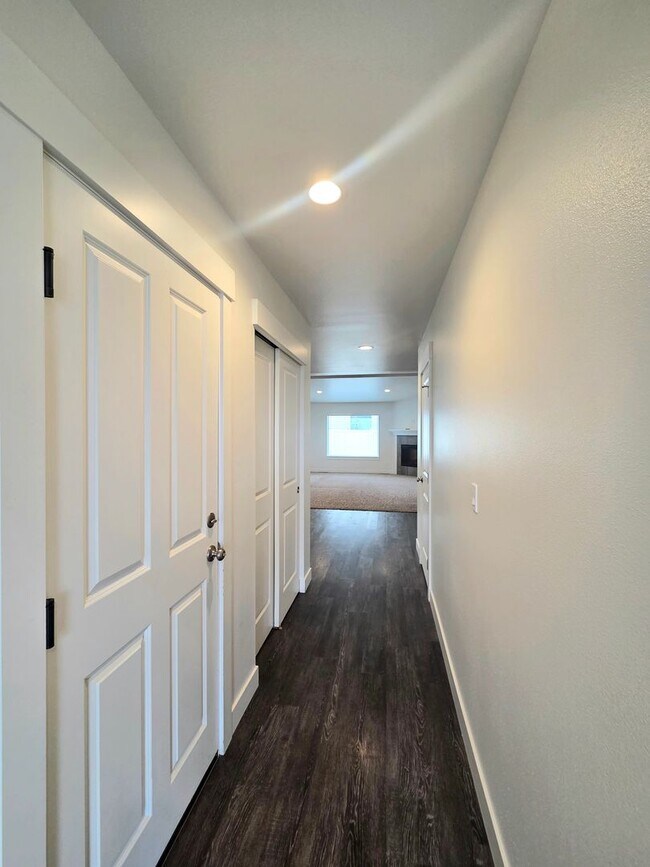 Building Photo - Newer Rambler in Mary Hill Estates!