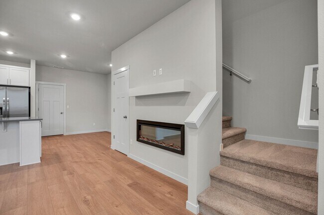 Building Photo - MODERN TIGARD TOWNHOME | ATTACHED 2-CAR GARAGE | FIREPLACE | PRIME LOCATION
